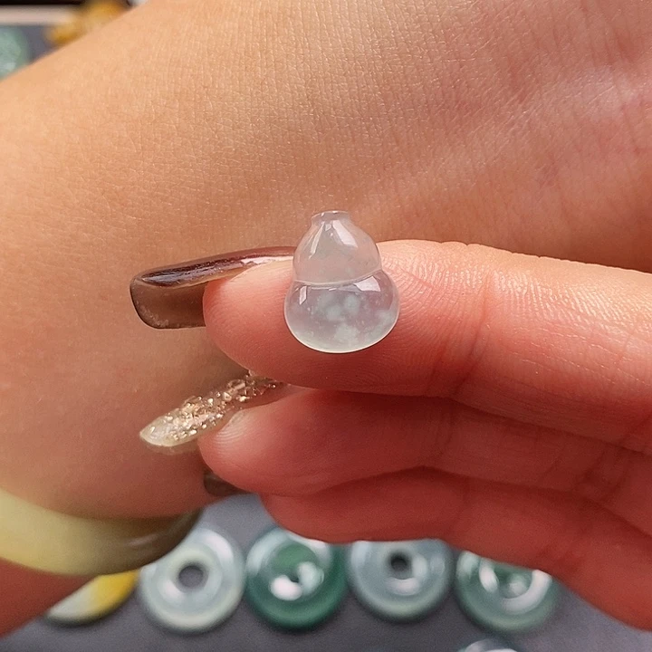 翡翠未镶嵌颈饰葫芦