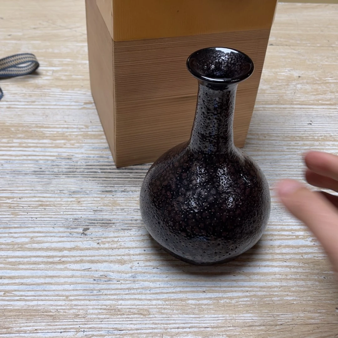 瓷片料****厨密密麻麻地排列着