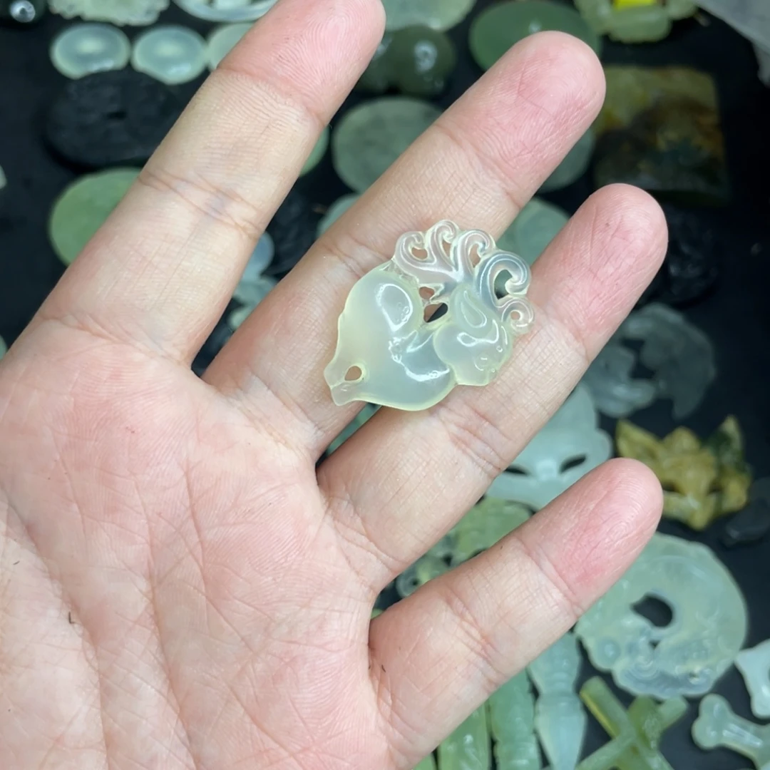 岫玉未镶嵌颈饰鹿