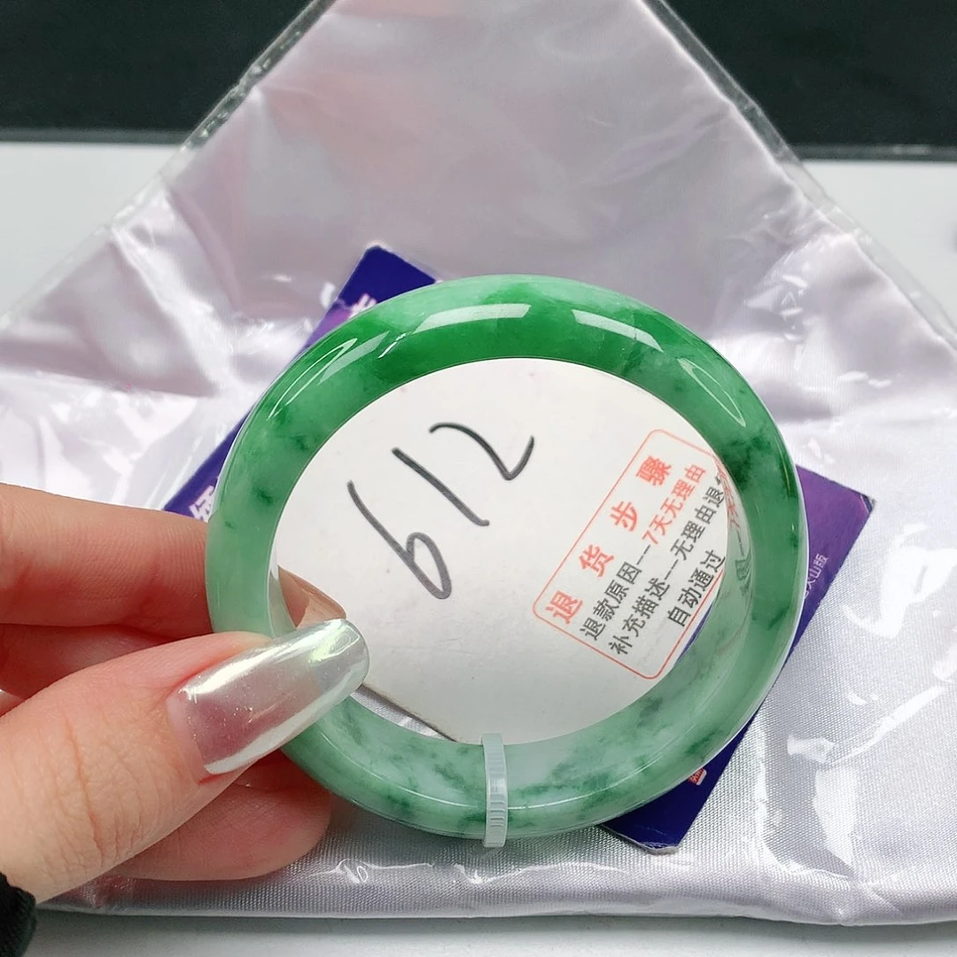 翡翠手镯未镶嵌翡翠手镯