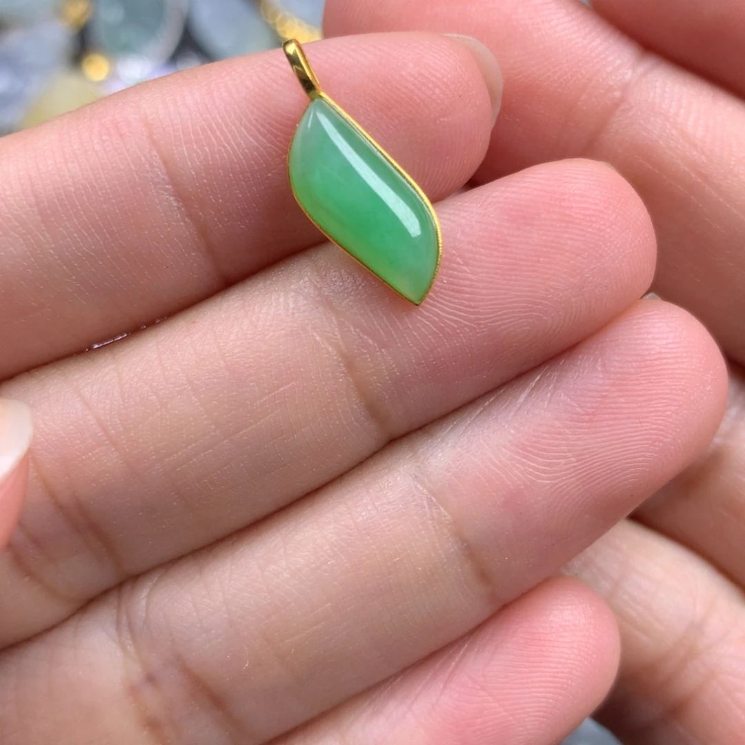 【闪购商品】翡翠18K金镶嵌颈饰九***?翡翠