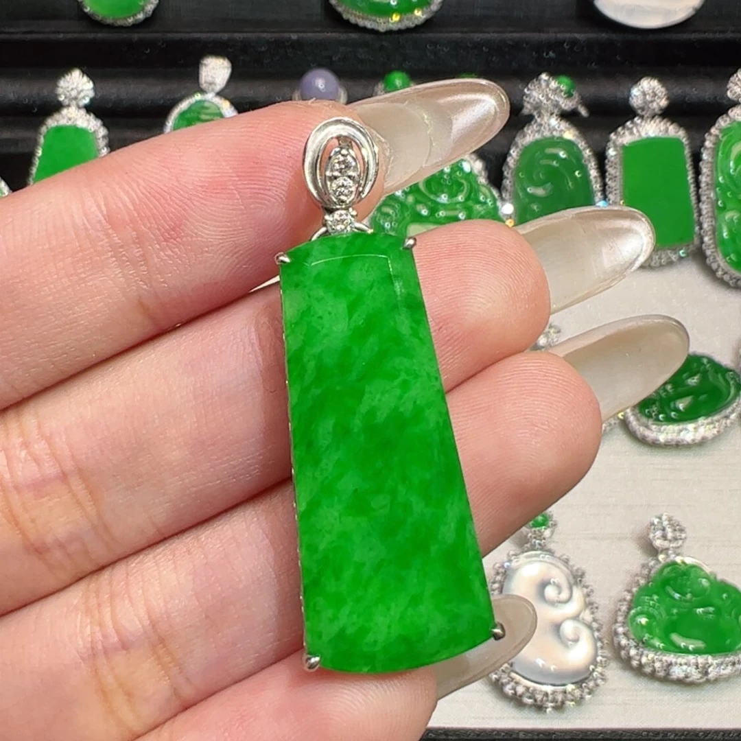 颈饰18K金镶嵌翡翠