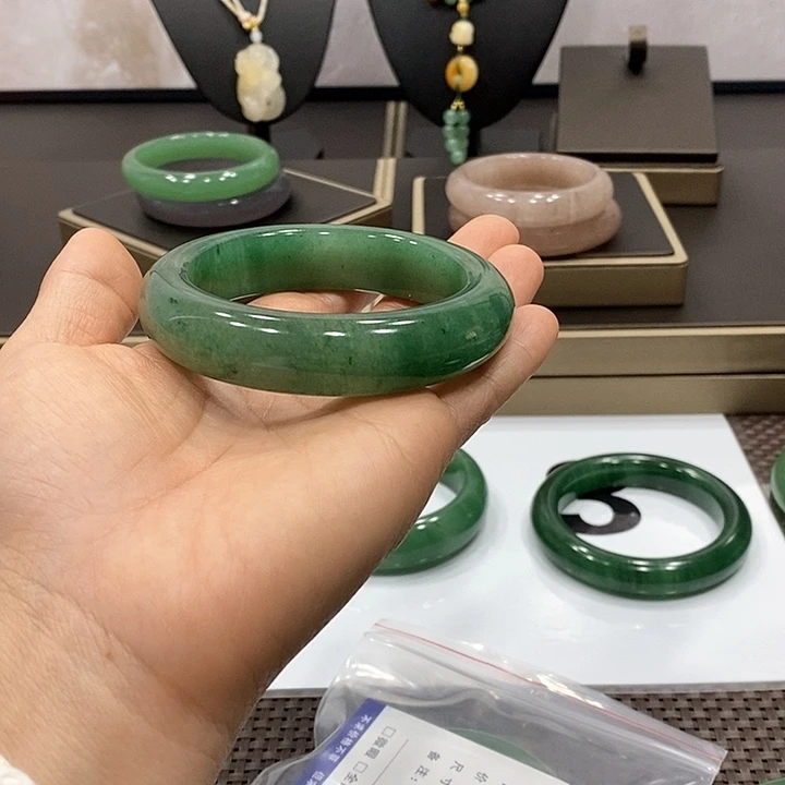 东陵石颈饰未镶嵌百**财