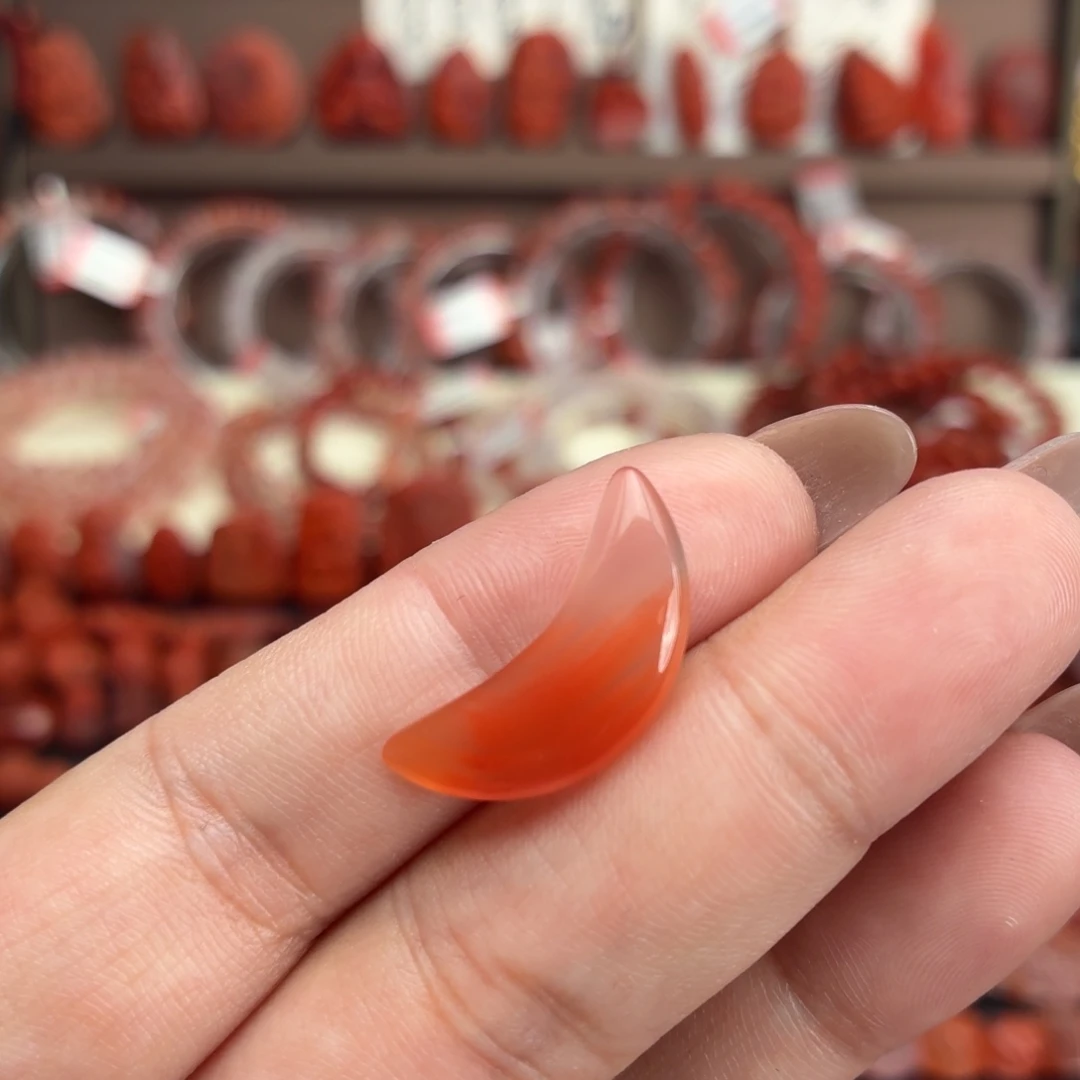 南红玛瑙未镶嵌颈饰月牙