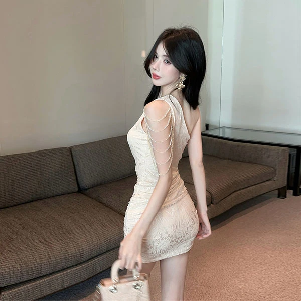 2025早春新款设计感纯欲辣妹小个子斜肩领流苏性感紧身包臀连衣裙