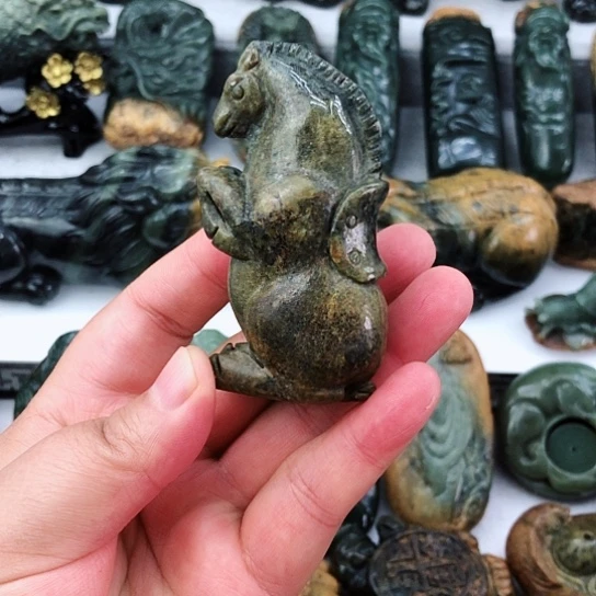 未镶嵌岫岩河磨玉（透闪石质玉）把件