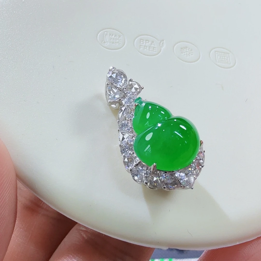 翡翠18K金镶嵌颈饰吊坠