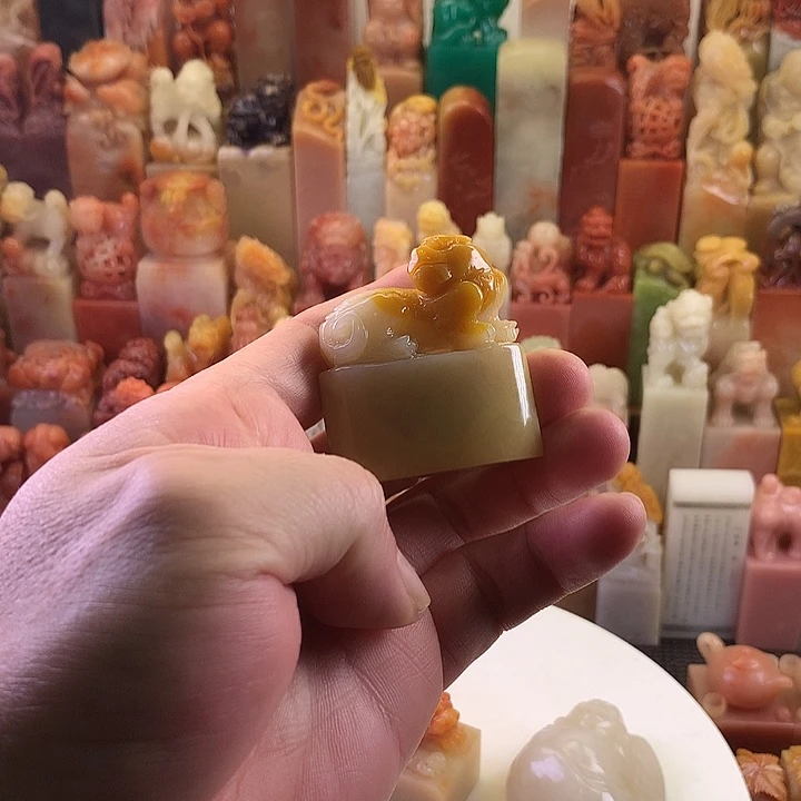 寿山石印石北部瑞兽随行章