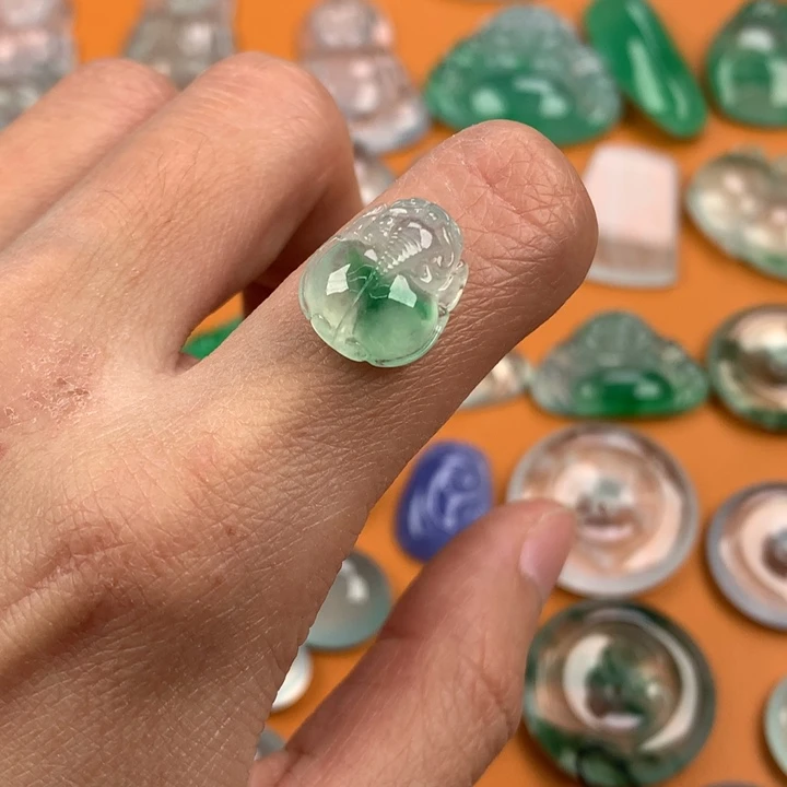 翡翠挂件未镶嵌….