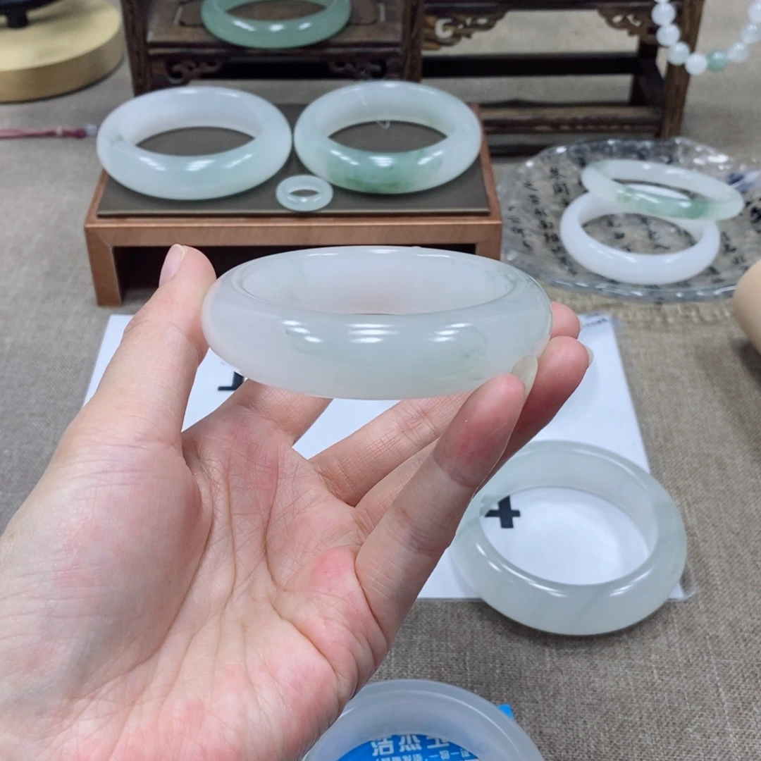 史***比石英岩玉未镶嵌手镯