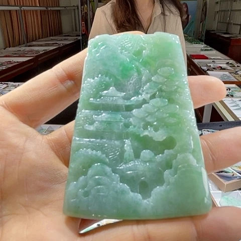 翡翠未镶嵌颈饰一个