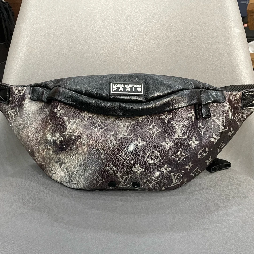 全新未使用 LouisVuitton/路易威登 星空老花拼黑皮胸包  尘袋