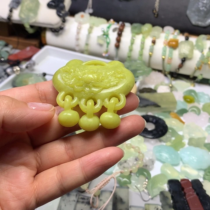 蛇纹石玉未镶嵌颈饰