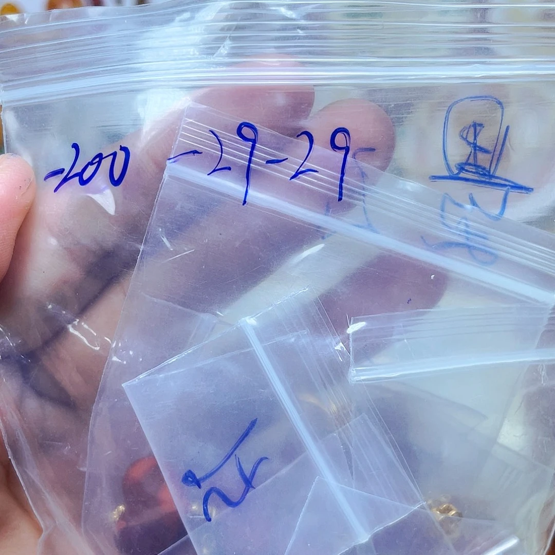 君***玉南红玛瑙未镶嵌挂件订制