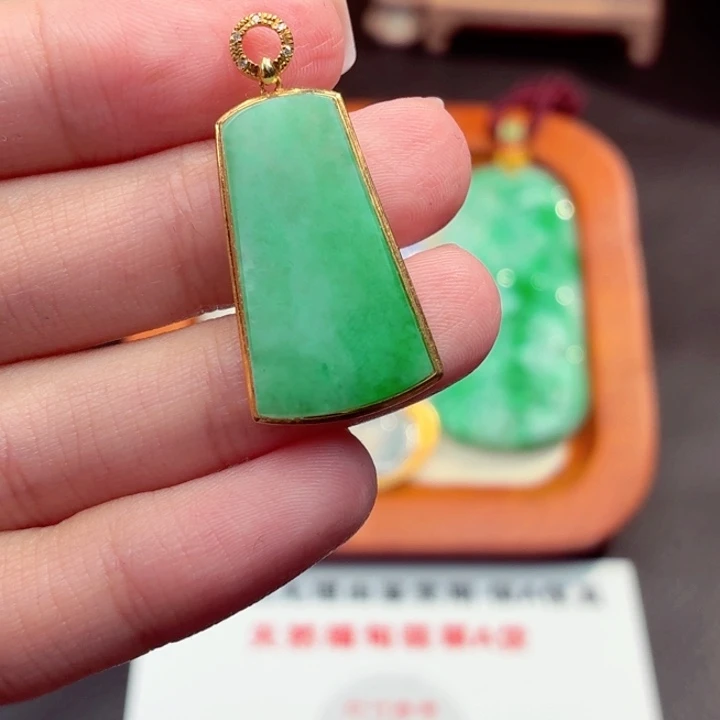 翡翠18K金镶嵌颈饰