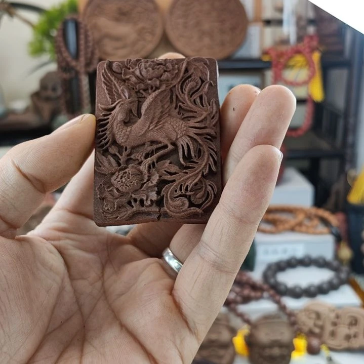 泥塑红麝香方凤戏牡丹香牌瑕疵款