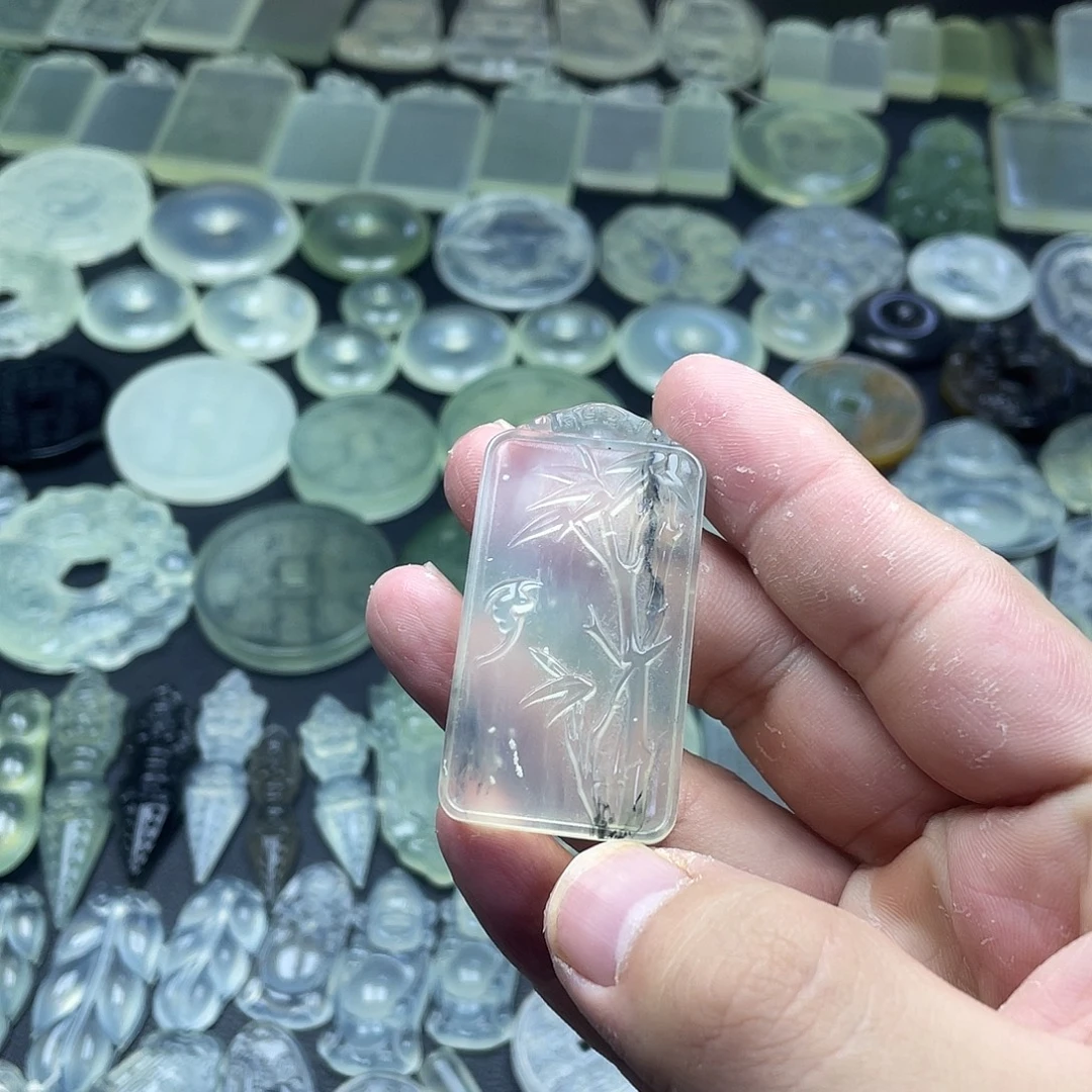 岫玉未镶嵌颈饰竹子