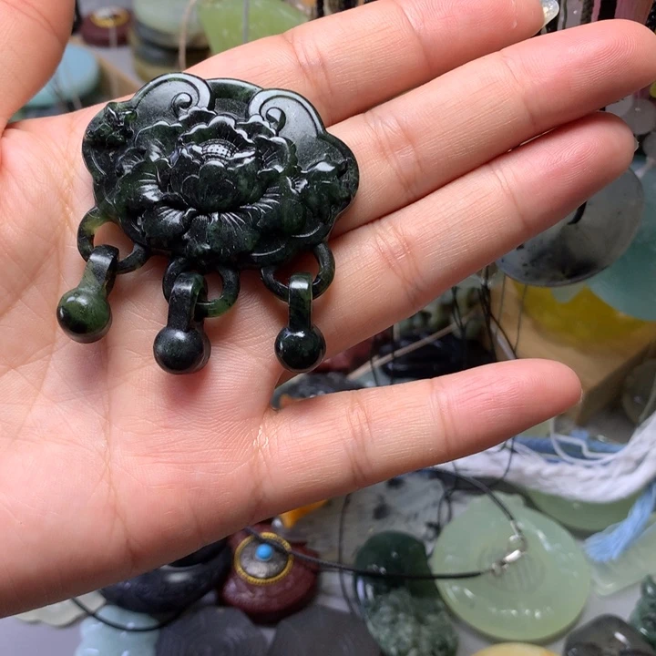 未镶嵌蛇纹石玉颈饰