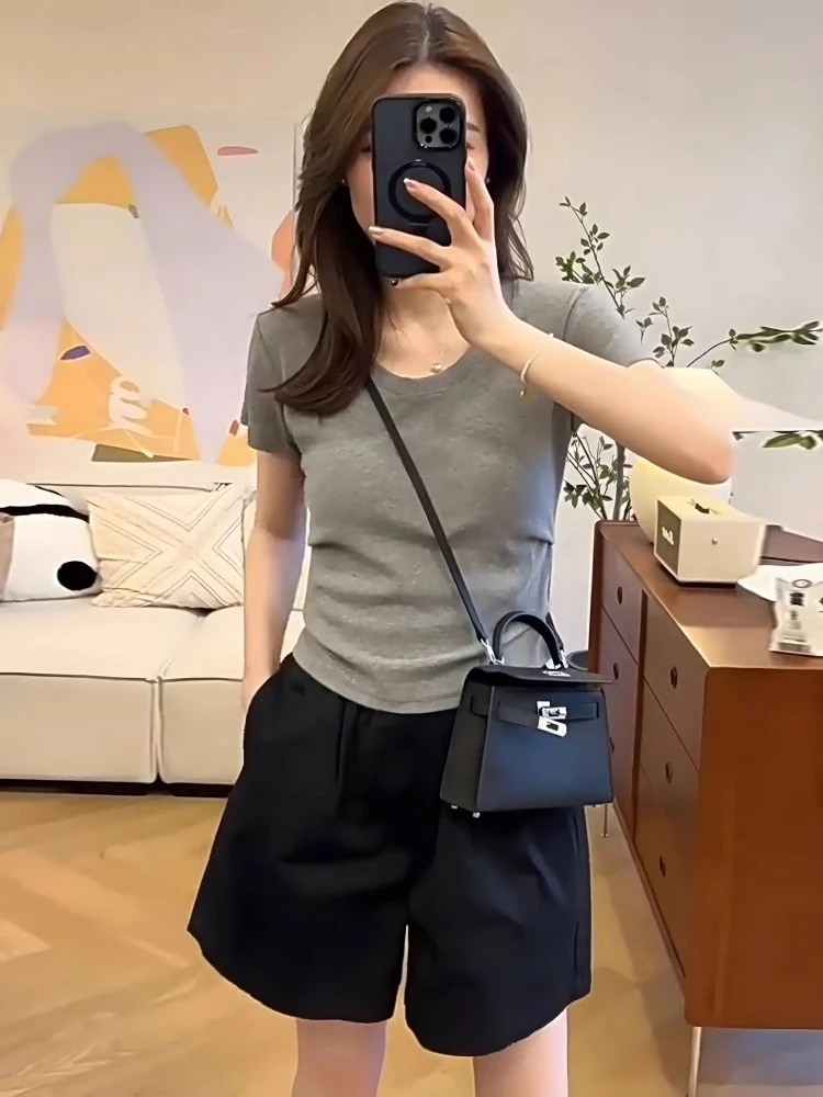 小个子穿搭一整套2025夏季新款高级感盐系减龄上衣休闲短裤两件套