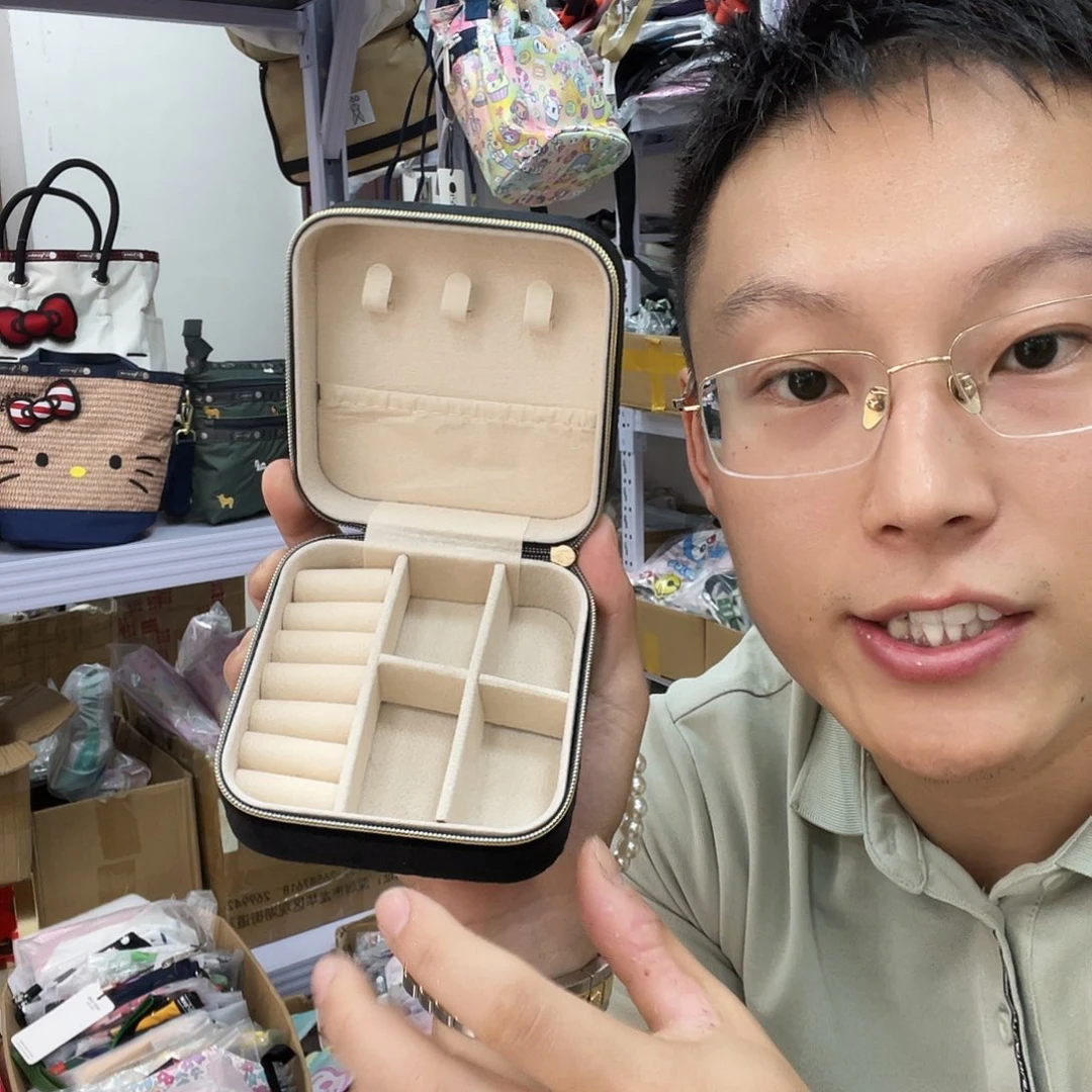 PU化妆包等各种产品的