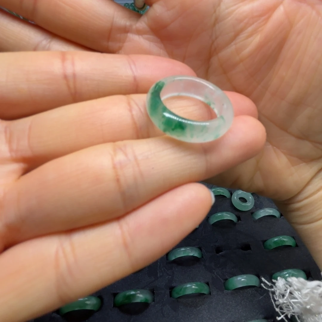 石英质玉（非洲翠）未镶嵌散珠戒指圈口12
