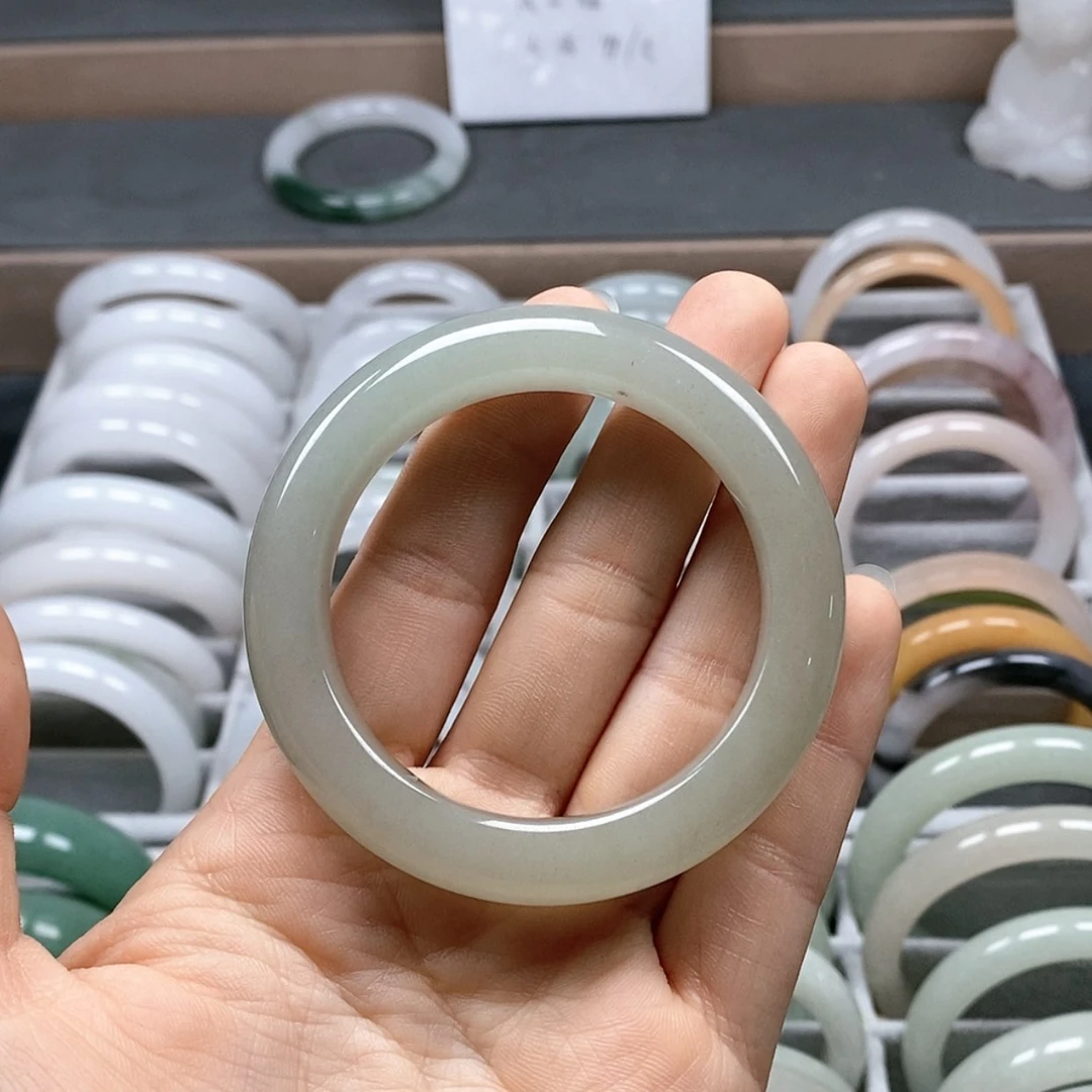 【闪购商品】石英质玉手镯未镶嵌B**y