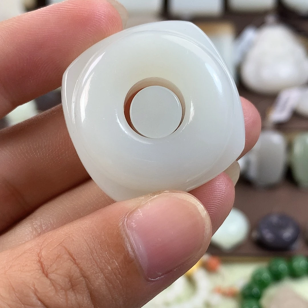 丹***豆和田玉未镶嵌颈饰