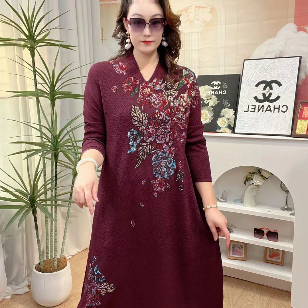 馨雅严选 秋季新款中老年妈妈重工烫钻针织V领大码显瘦连衣裙