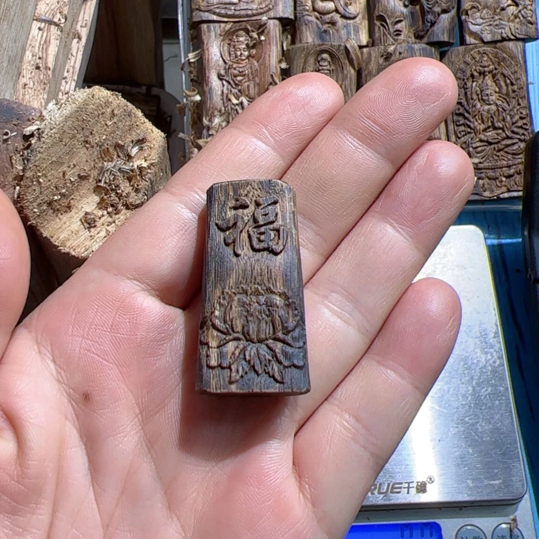 沉香吊坠白棋福字5.1克