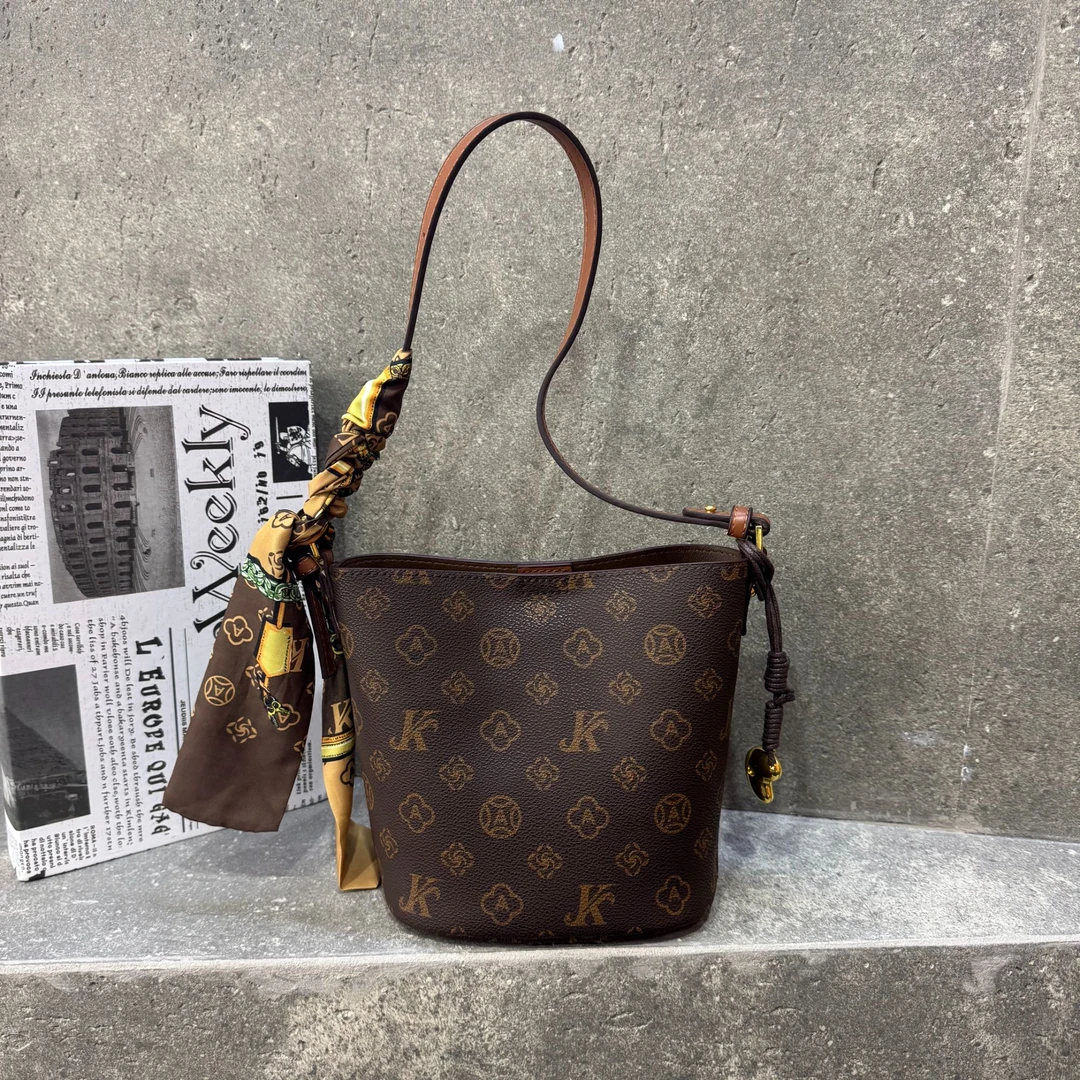 2025秋冬新款水桶女士包潮流时尚经典单肩斜挎手提包1602