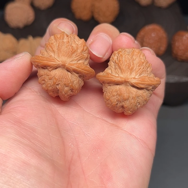 蓝***航把件文玩核桃原桩血麒麟 36