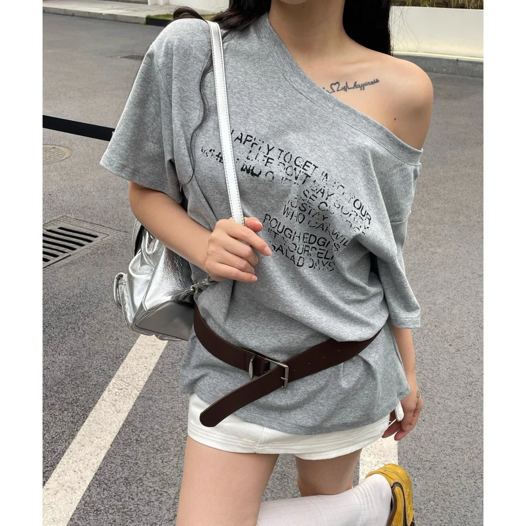 字母印花休闲白色短袖女T恤夏2025新款辣妹小众斜领露肩腰带上衣