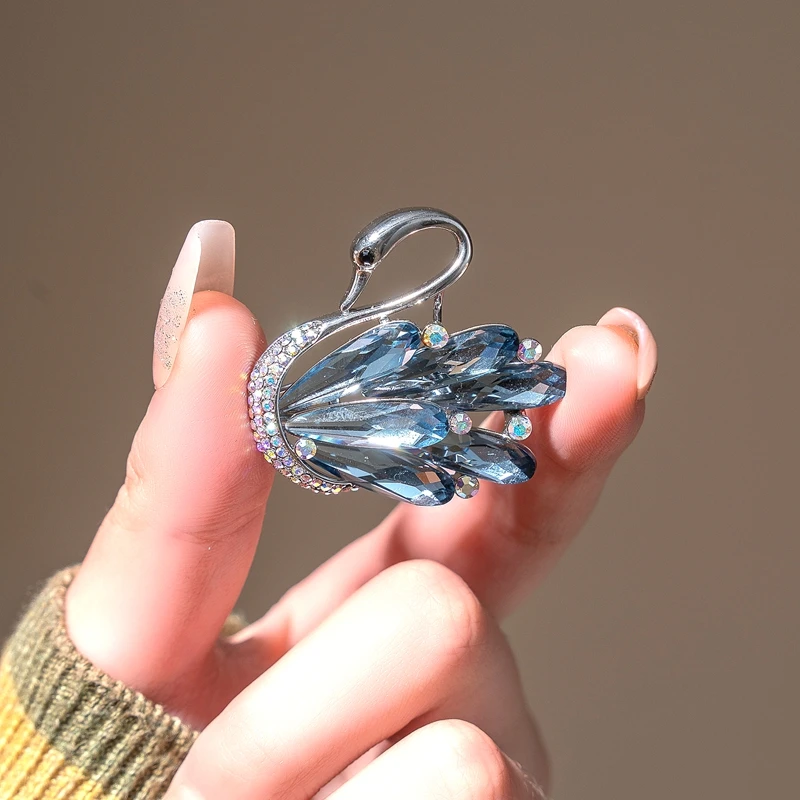 合金胸针 蓝色时尚优雅天鹅胸针女 合金材质精致胸花别针西装配饰