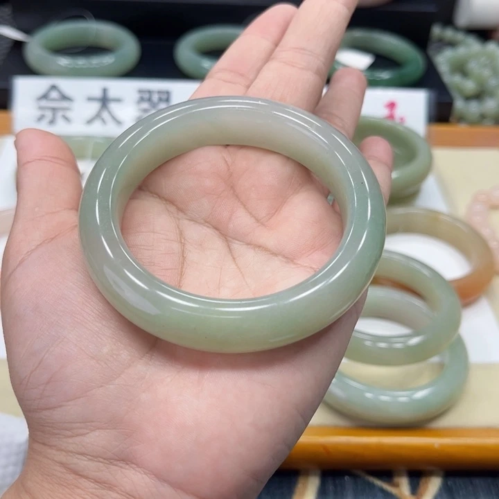 石英质玉手镯未镶嵌小**?