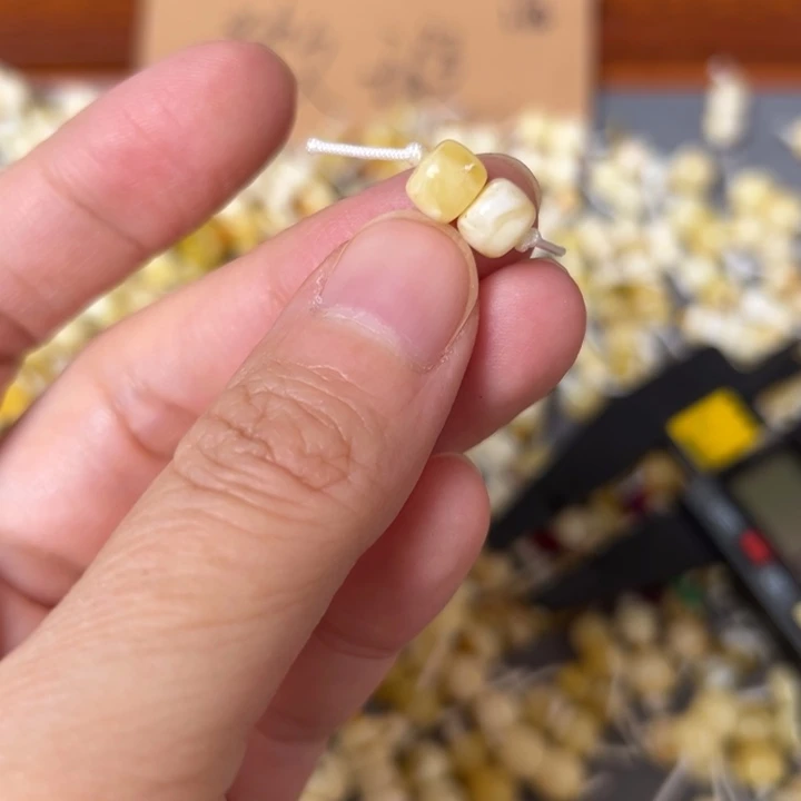 蜜蜡未镶嵌裸石6.6mm一对