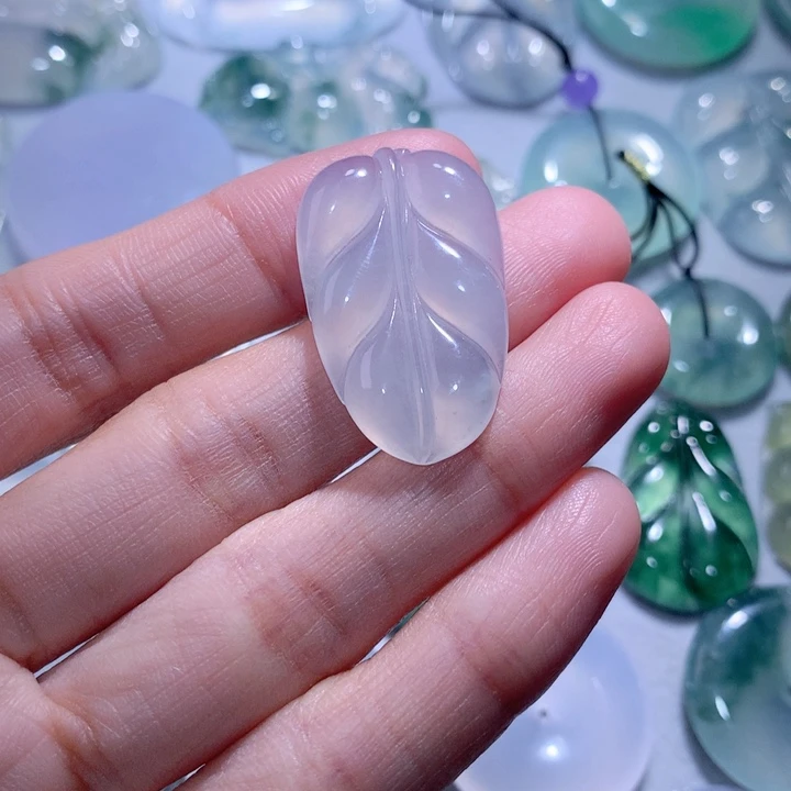 翡翠颈饰未镶嵌叶子