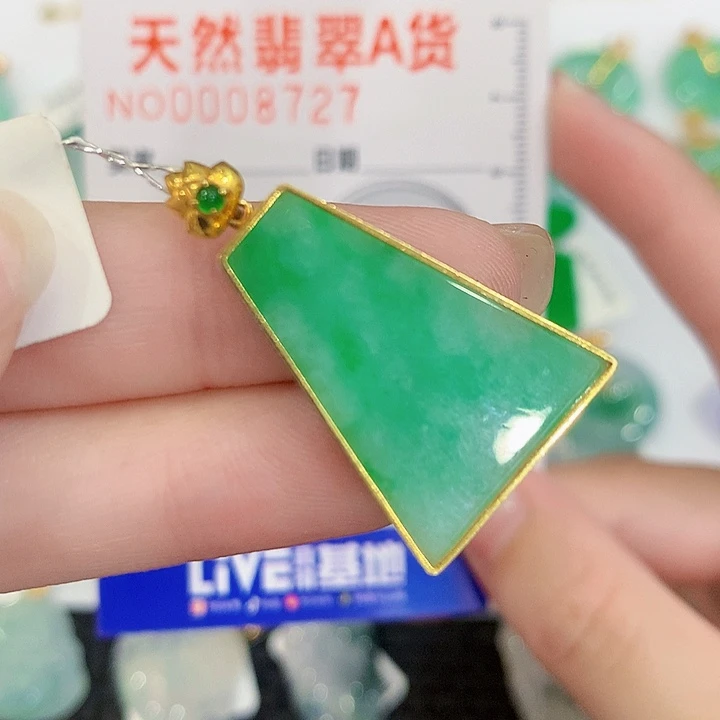 颈饰18K金镶嵌翡翠无事牌