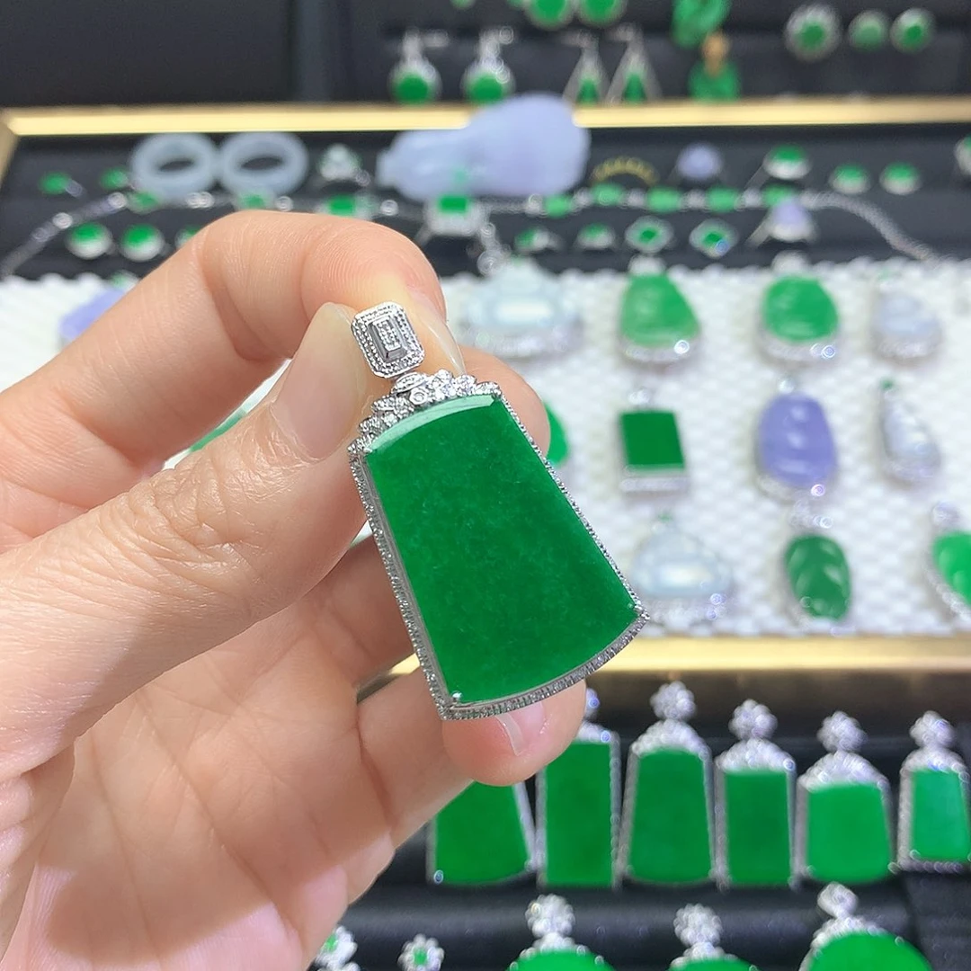 颈饰18K金镶嵌翡翠吊坠