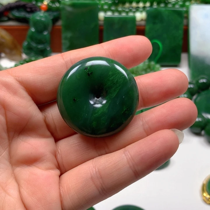 坚***己和田玉未镶嵌颈饰