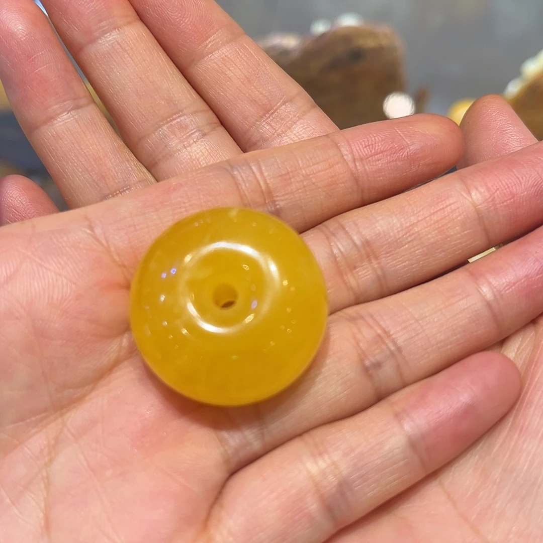 琥珀未镶嵌颈饰平安扣
