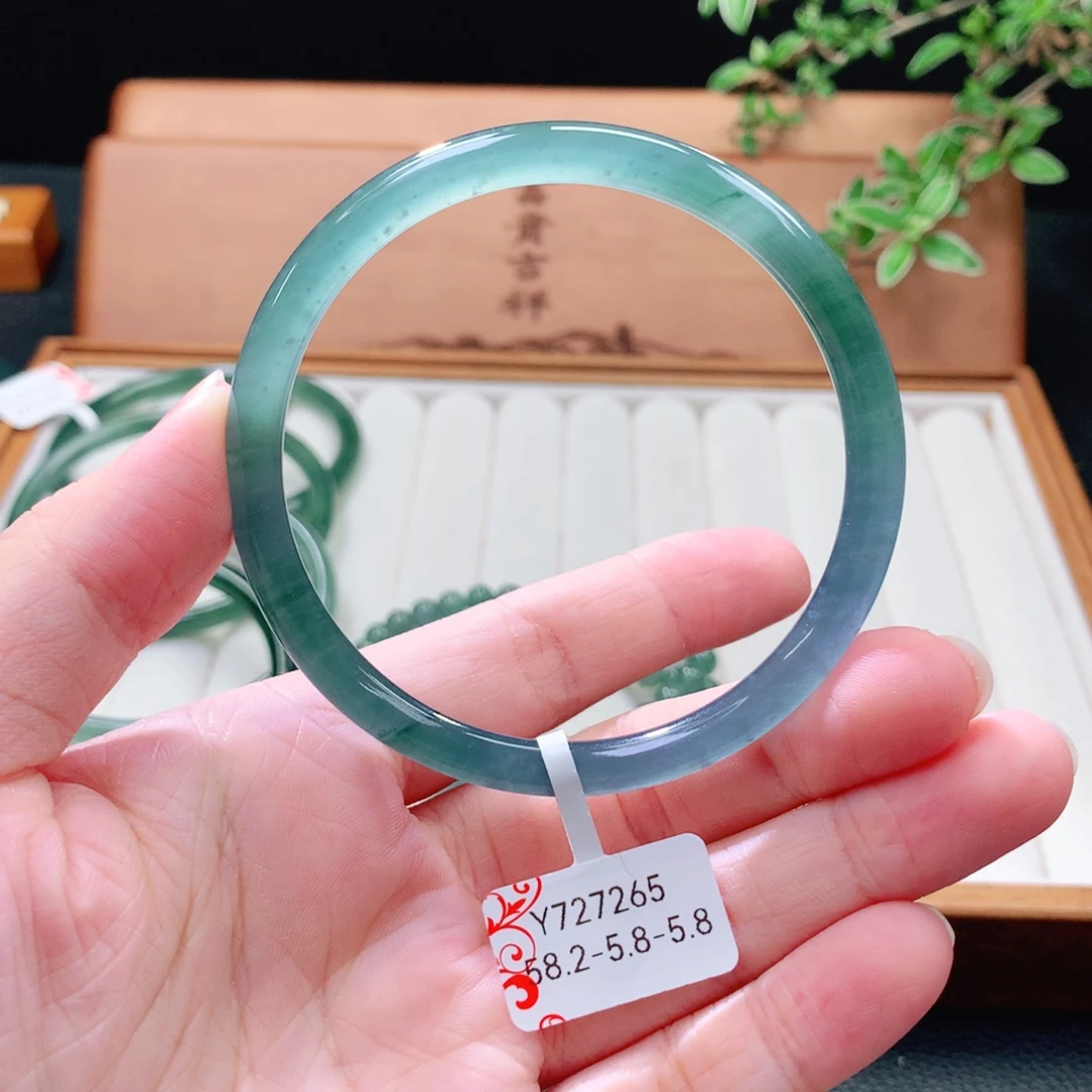 翡翠未镶嵌手镯（圆镯）