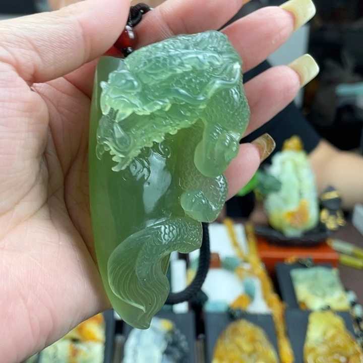 蛇纹石玉未镶嵌颈饰