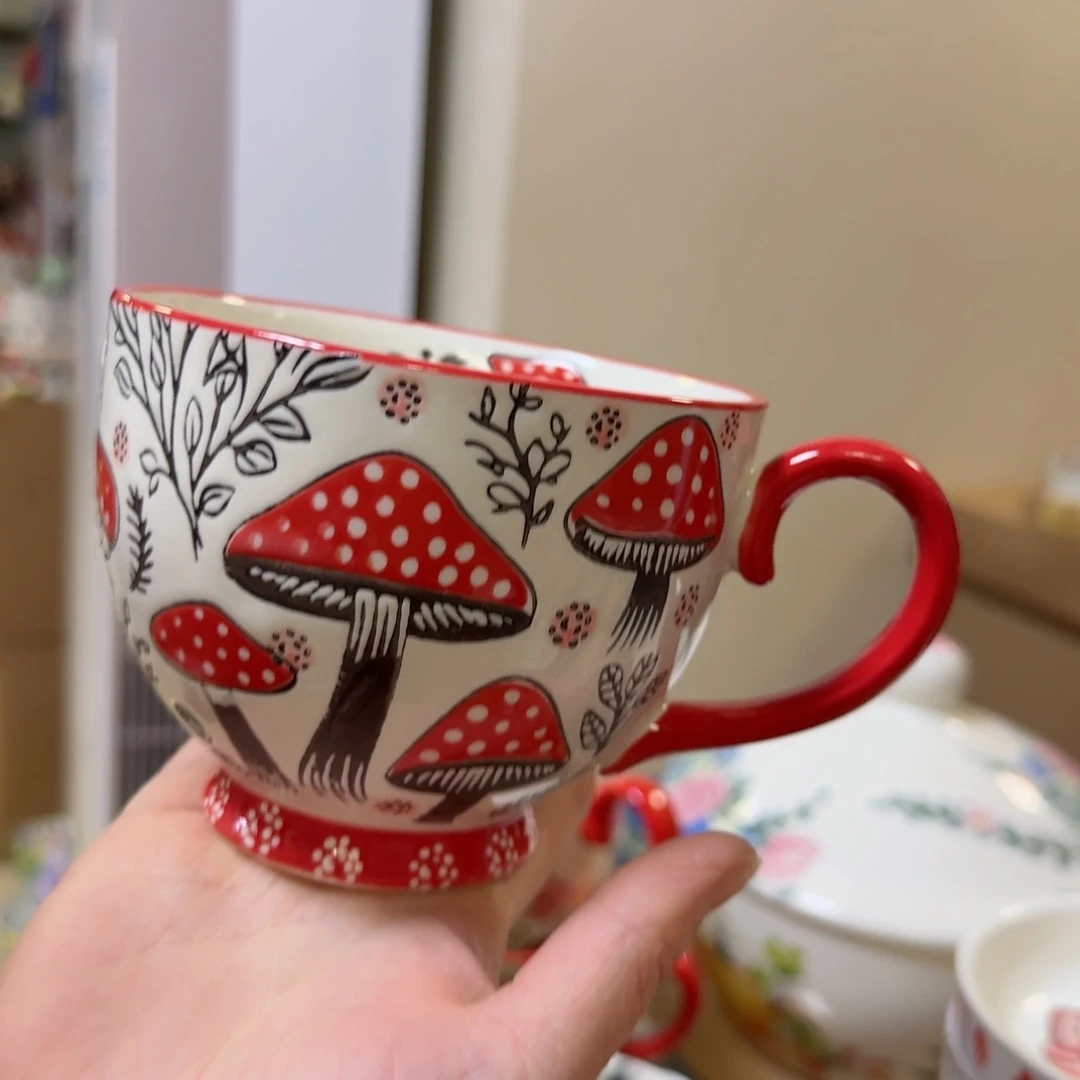 瓷片红色蘑菇杯一只