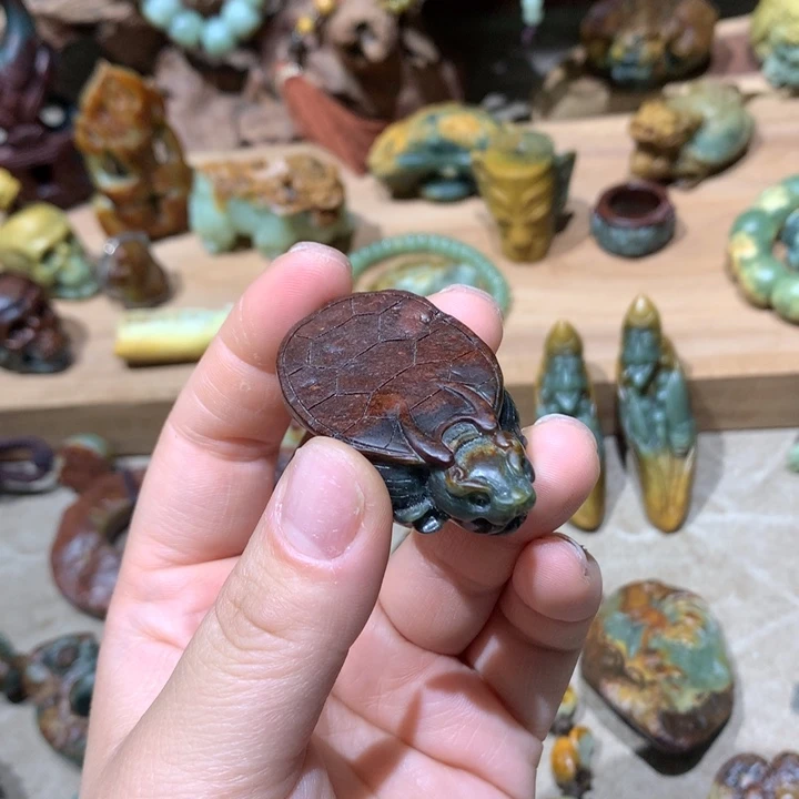 未镶嵌岫岩河磨玉（透闪石质玉）挂件