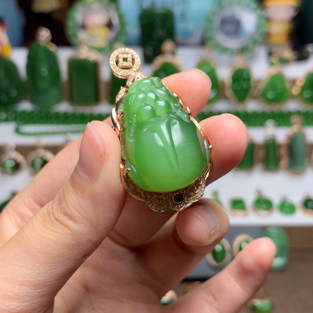 和田玉吊坠18K金镶嵌