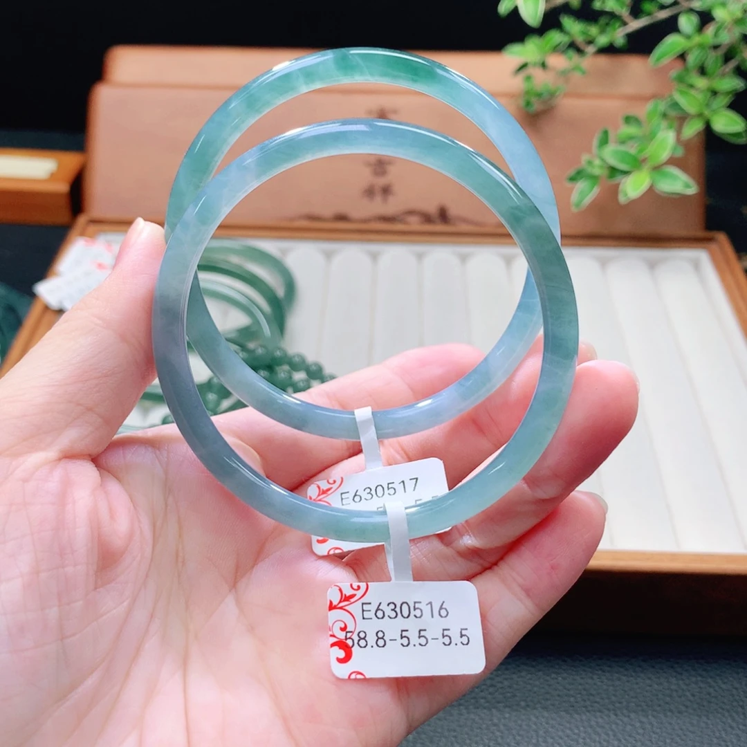 未镶嵌手镯（圆镯）翡翠