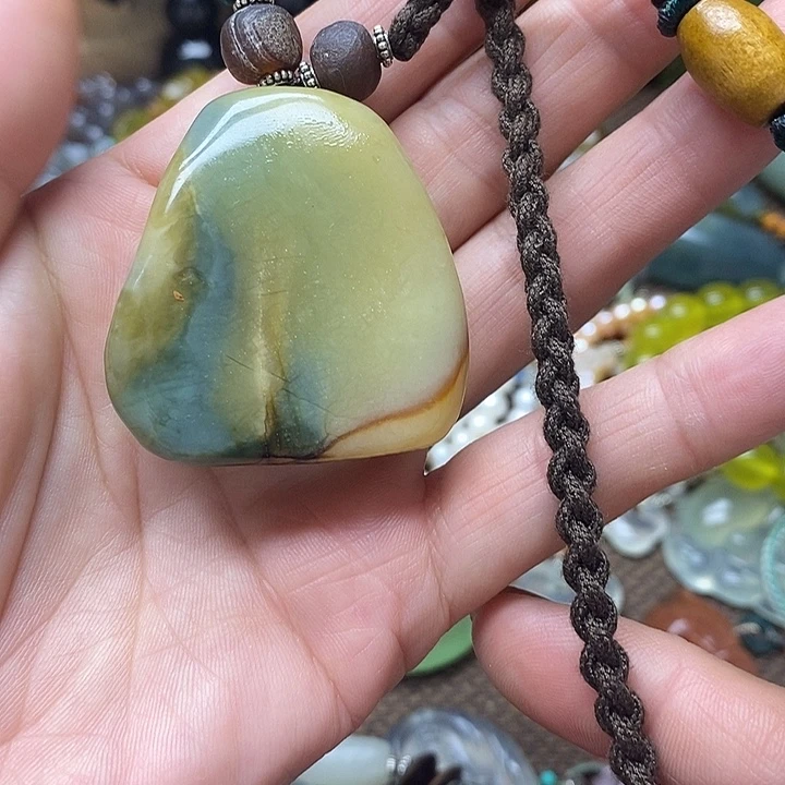 蛇纹石玉未镶嵌颈饰