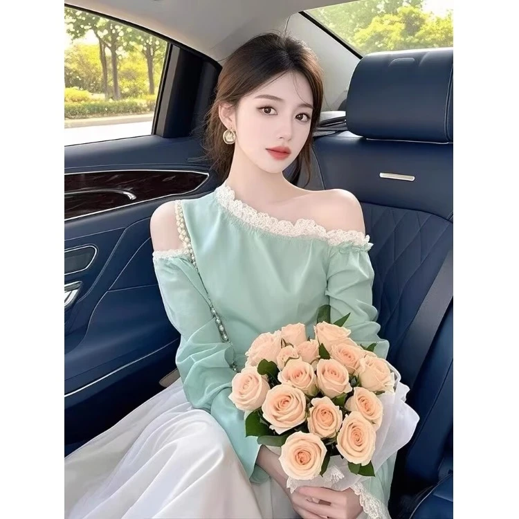 春秋季绿色蕾丝花边斜肩长袖t恤女设计感镂空宽松锁骨修身显瘦T恤