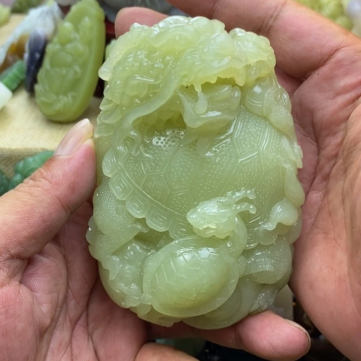 和田玉未镶嵌颈饰崩***鼠