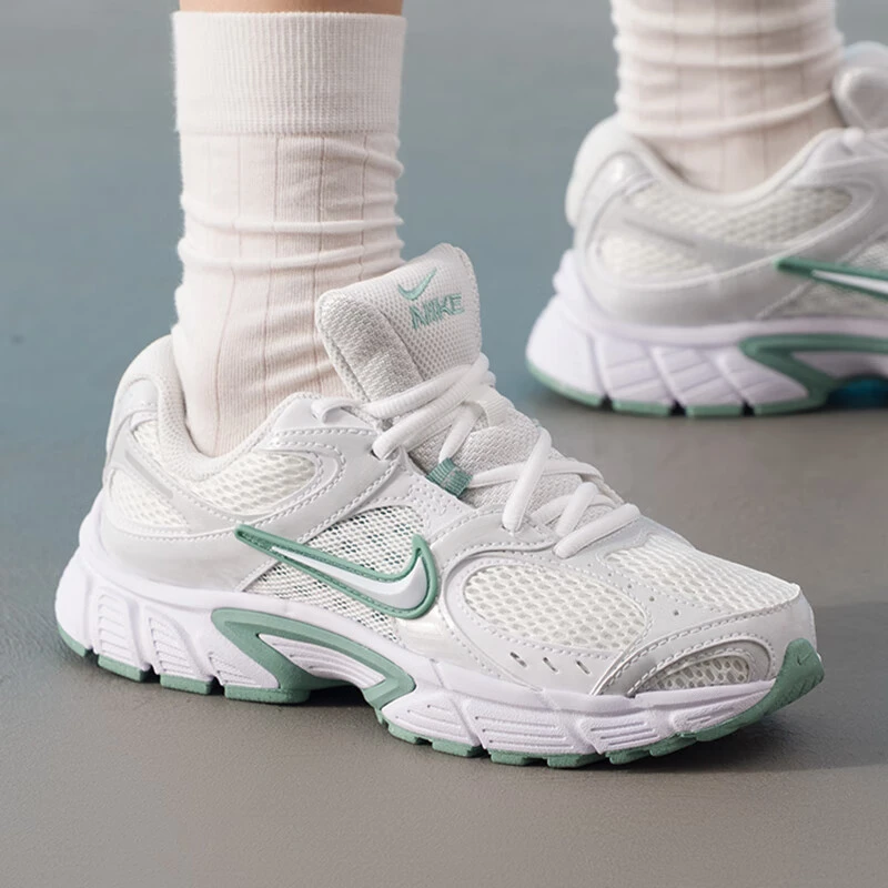 Nike耐克女子新款V5 RNR运动复古时尚休闲鞋HQ7901-106